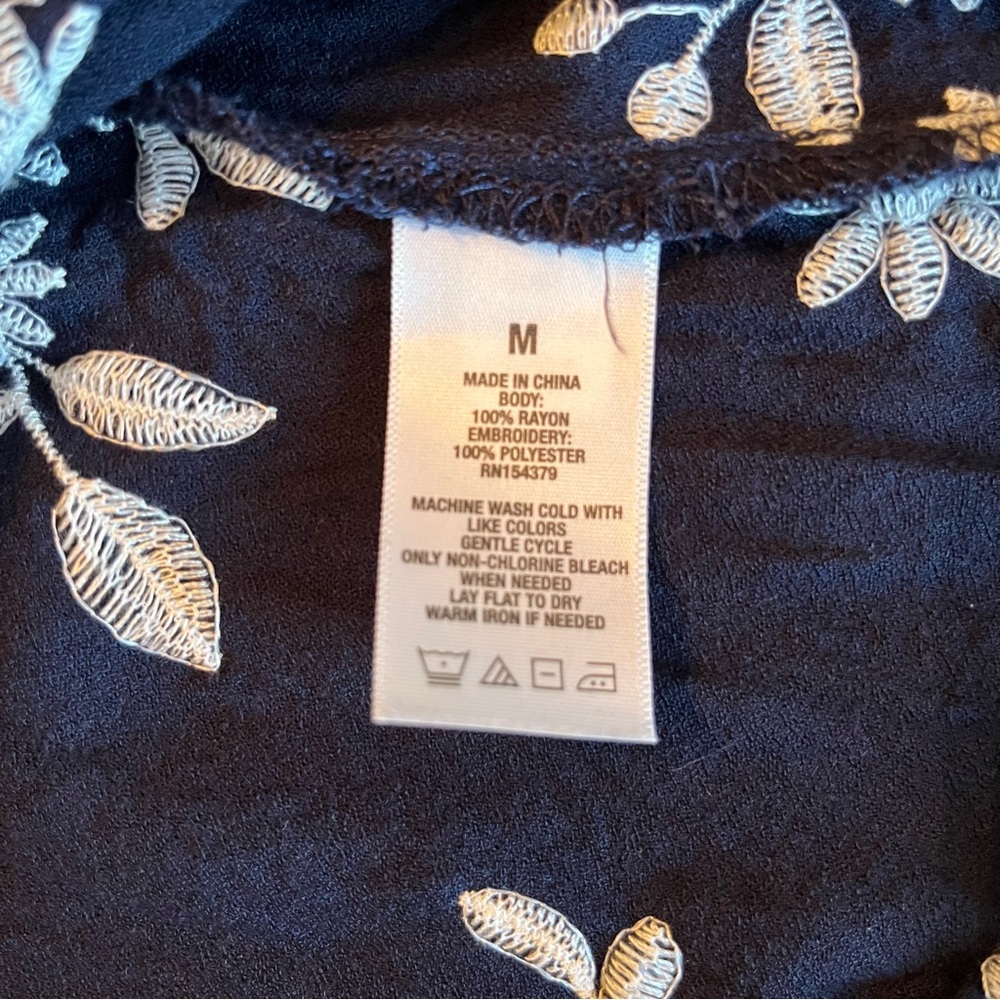 Aeropostale Embroidered Floral Dress navy blue white Keyhole Back Tie Size M - Picture 9 of 10